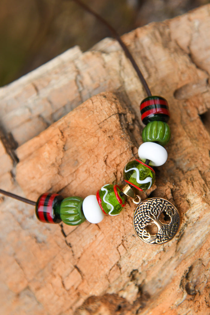Glaskralenketting met Yggdrasil-hanger