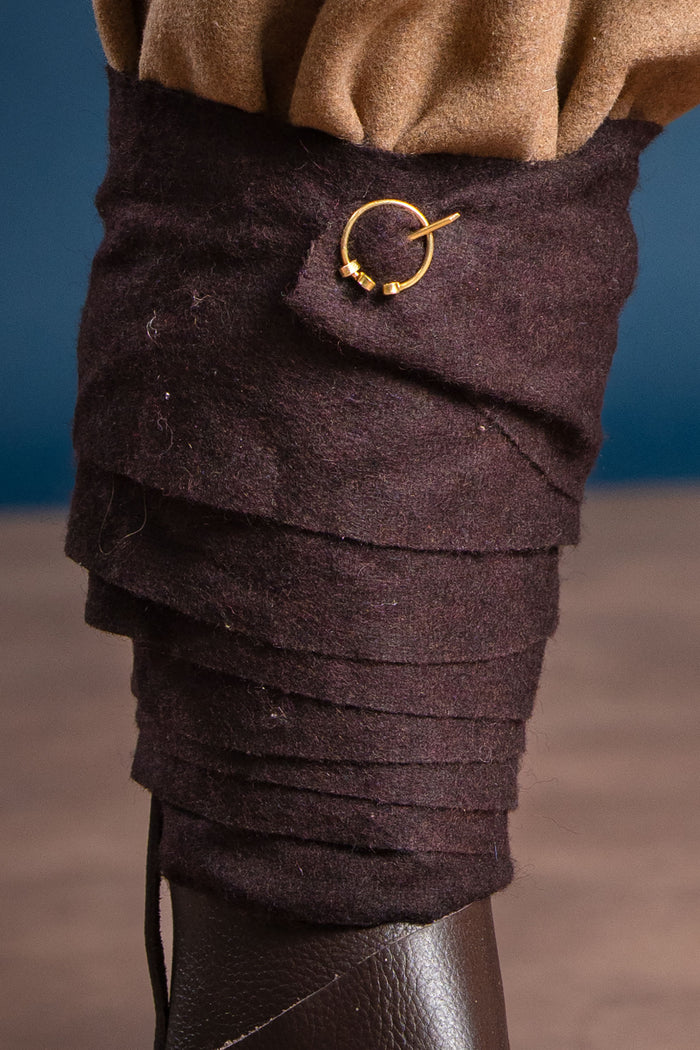 Fibula for leg wrappings, brass, pair