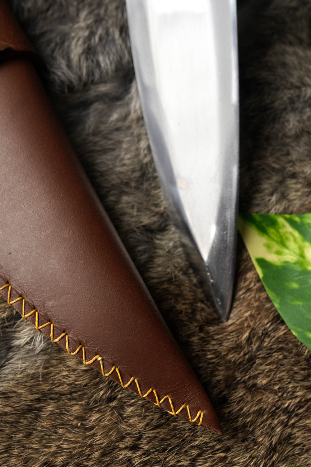 Triquetra seax with wooden handle, semi-sharp