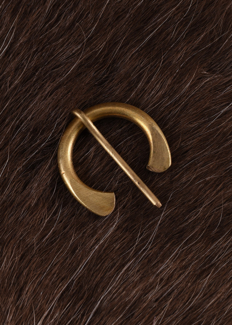 Broche de anillo pequeño Otto, latón