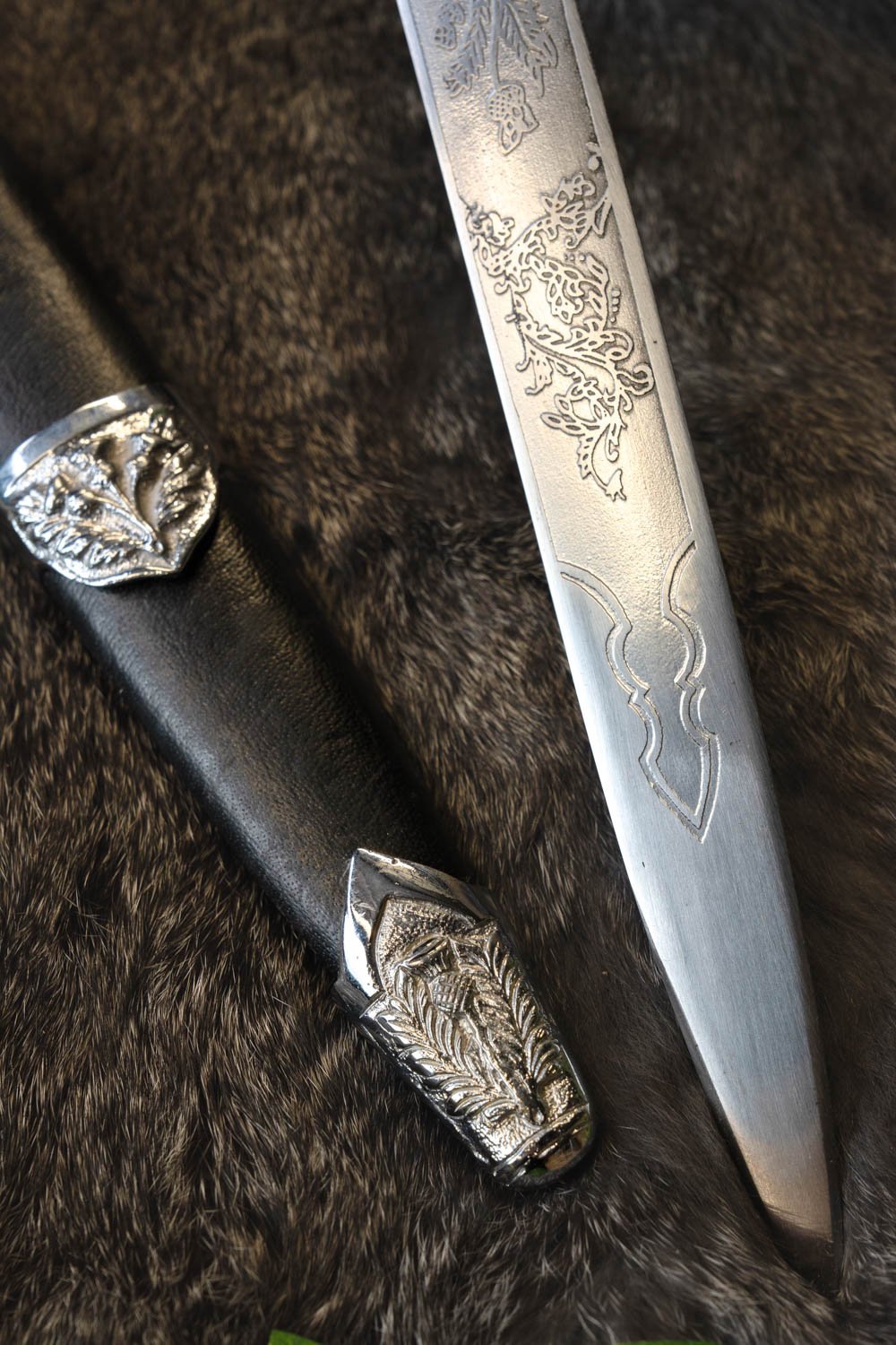 Decorated dirk, semi-sharp