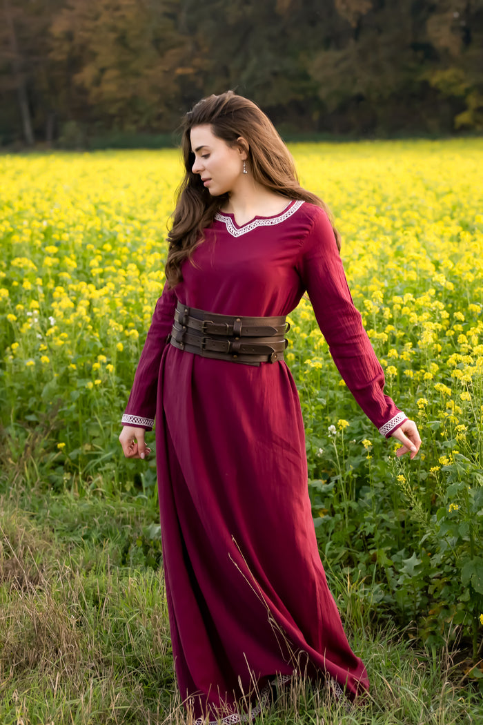 Early medieval dress Aelswith, red