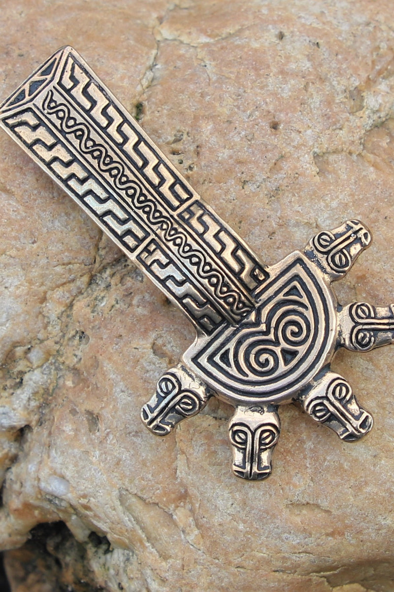 Merovingisk stigbygelfibula, brons