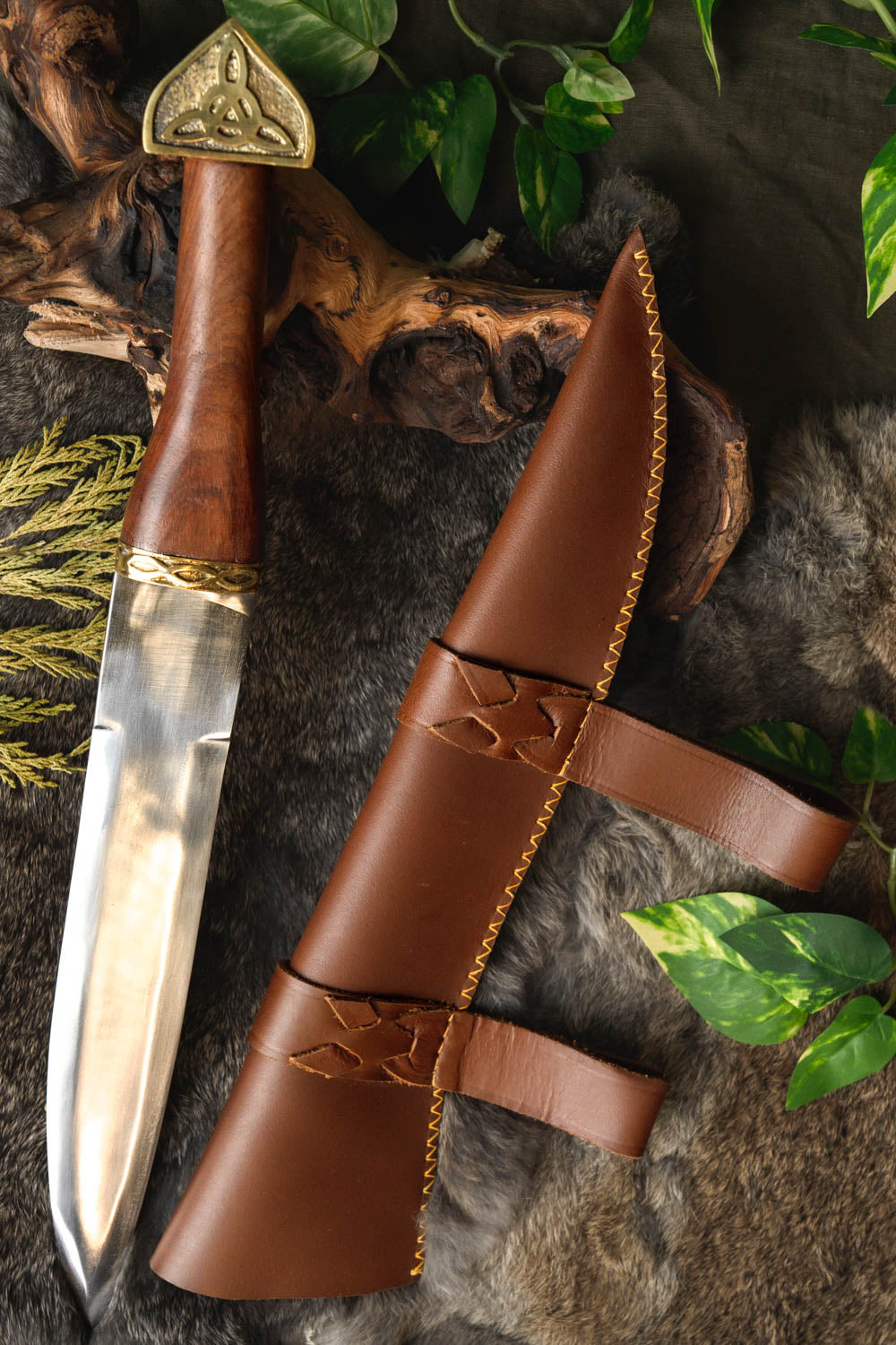 Triquetra seax with wooden handle, semi-sharp