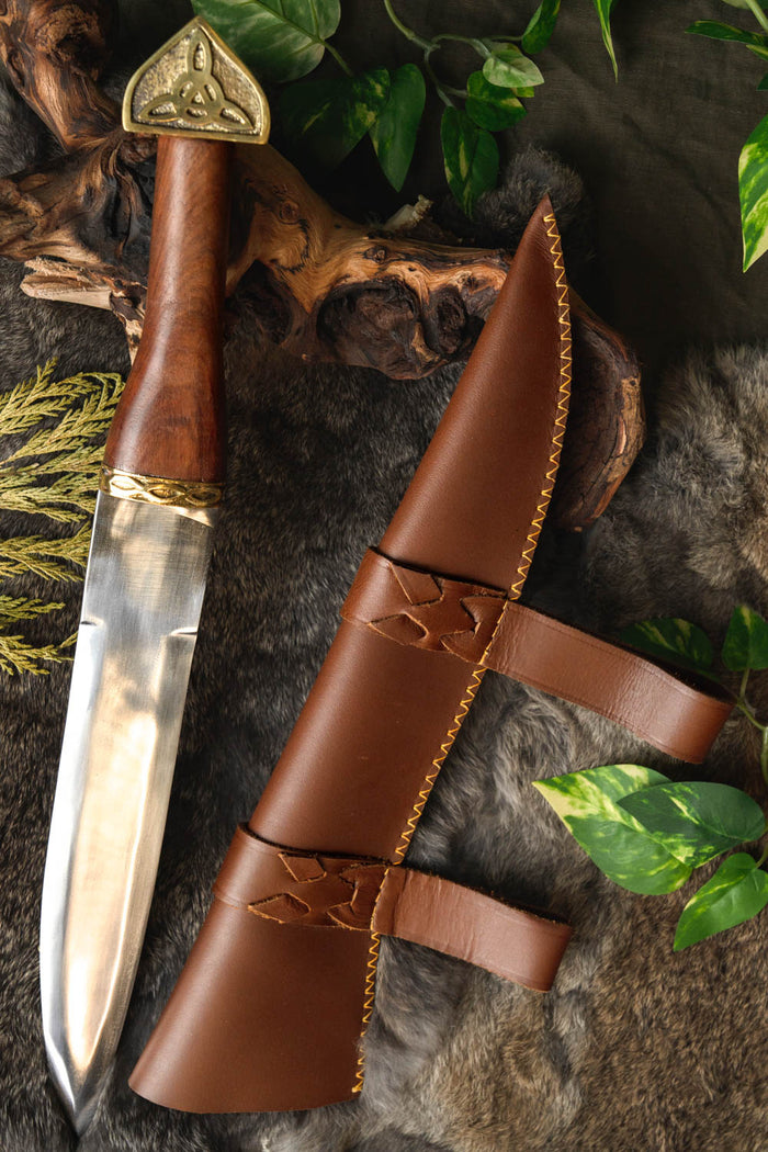 Triquetra seax with wooden handle, semi-sharp