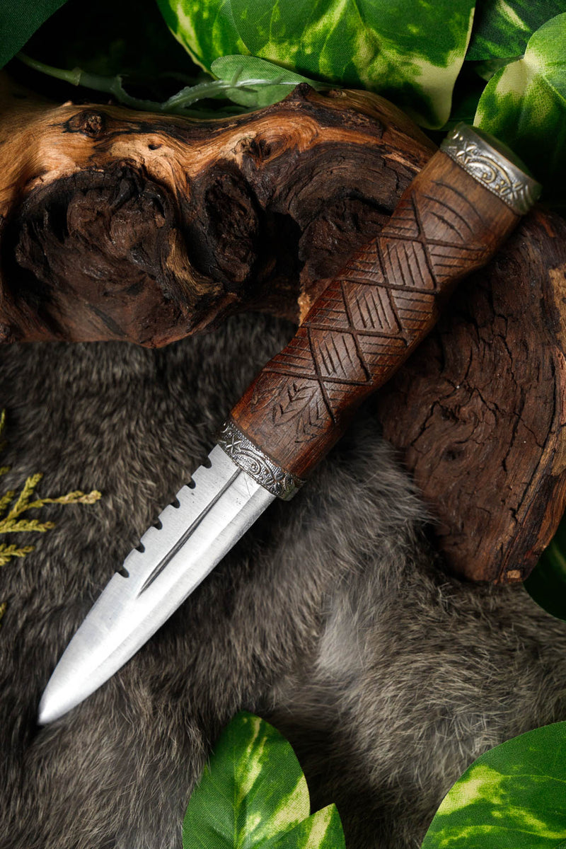 Sgian dubh, półostry