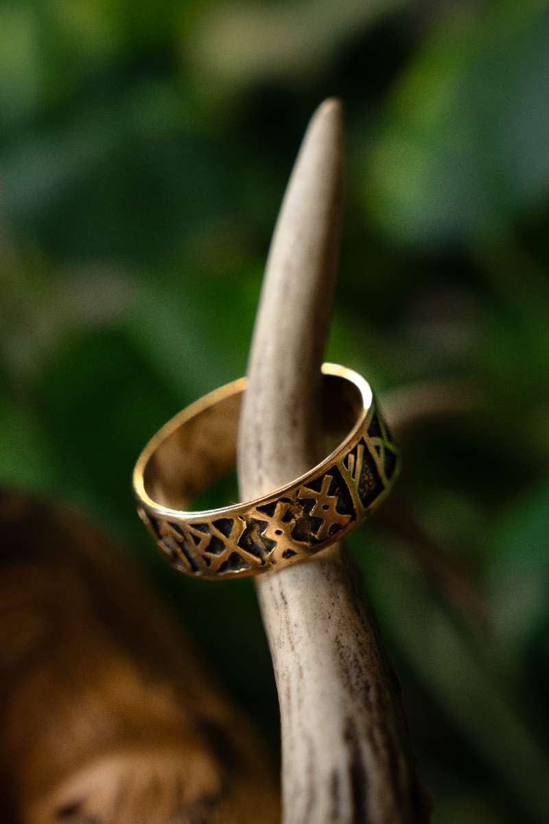 Pierścień runiczny, brąz