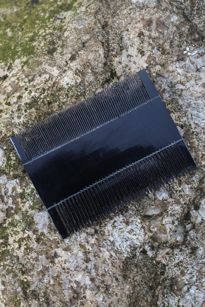 Double comb, horn