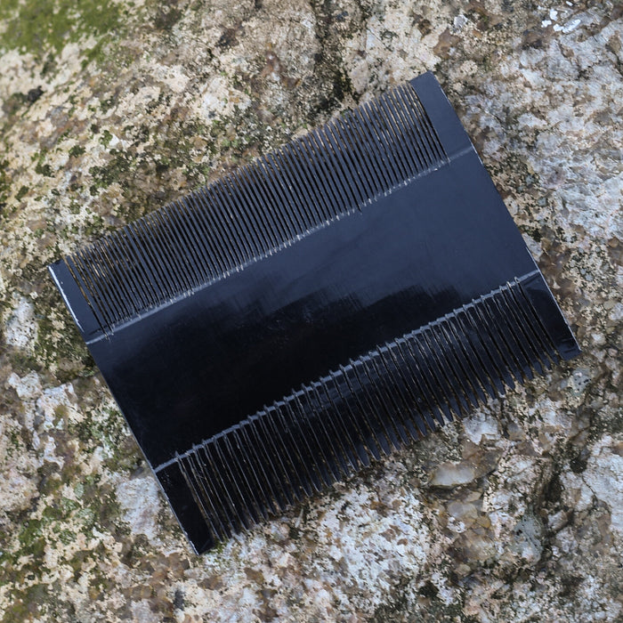 Double comb, horn