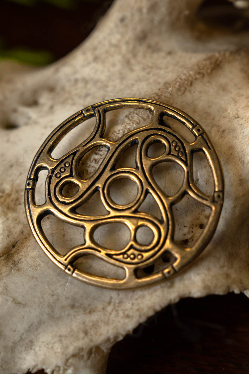 Disco ornamentale Trisquelion, periodo Vendel, bronzo