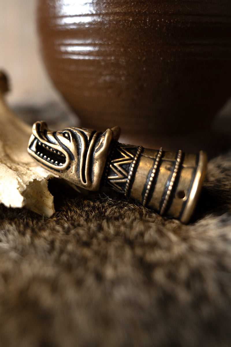 Drinking horn decoration with wolf head, brass