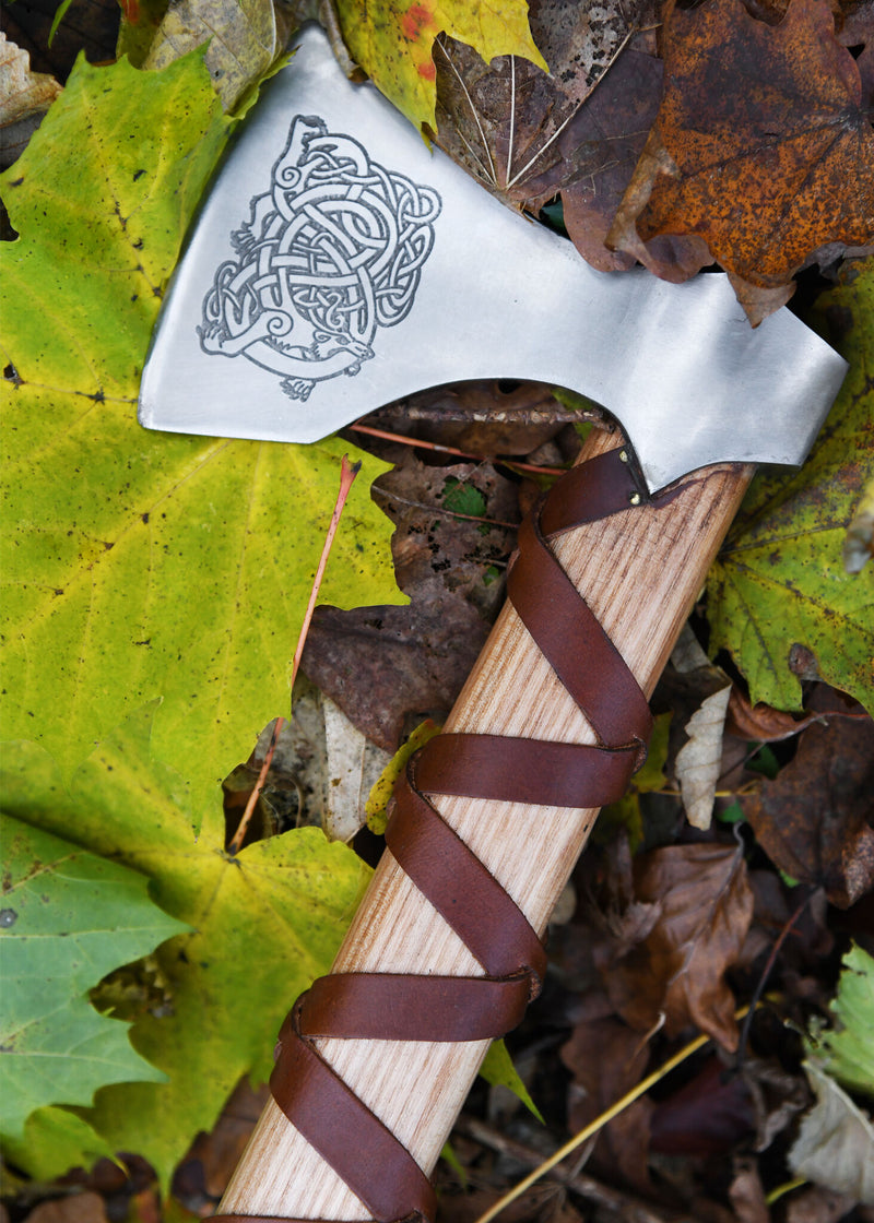 Ascia vichinga, tipo E, incisa, semi-affilata