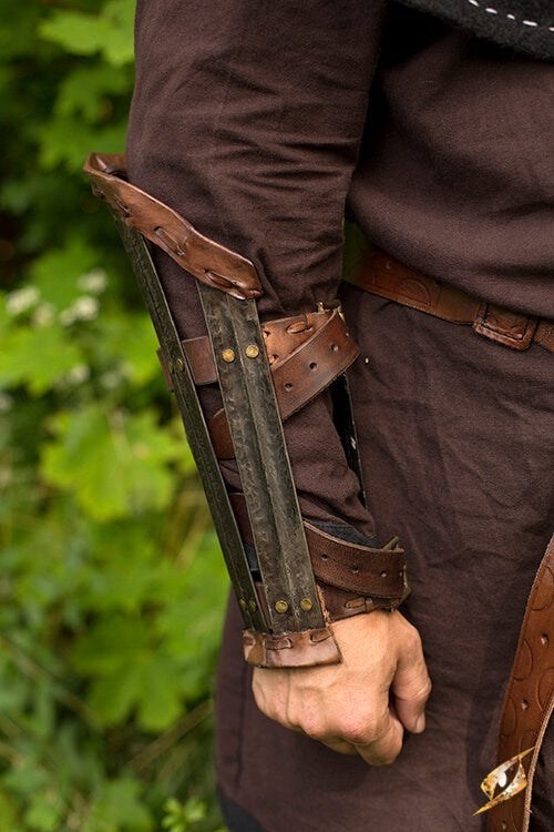 Germanska bracers, underarmskydd, patinerade, 1 mm