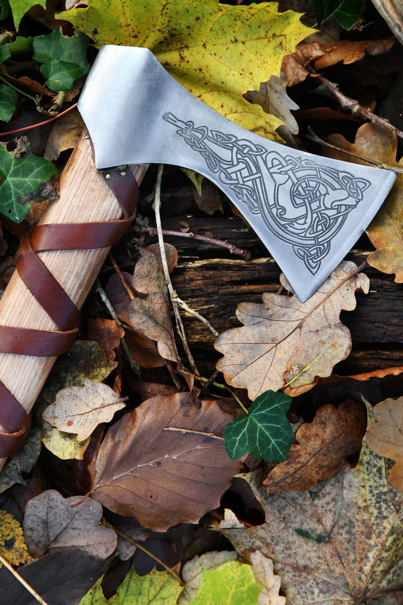 Ascia vichinga, tipo K, incisa, semi-affilata