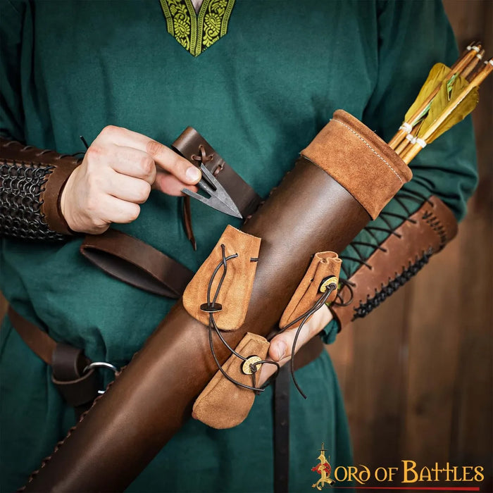 Quiver with pouches