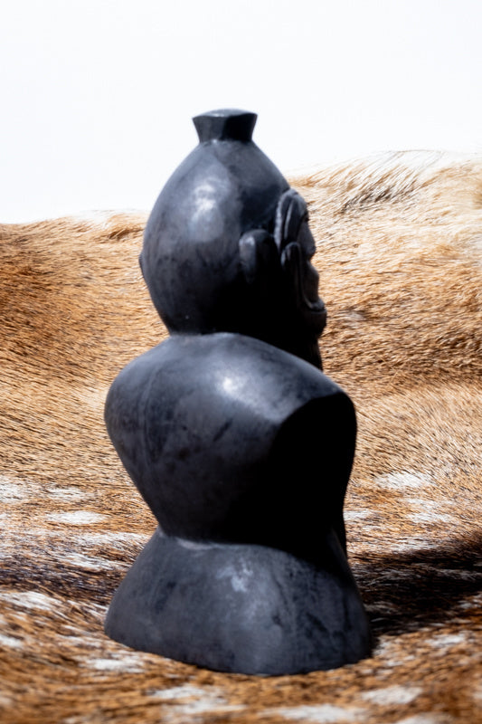 Intaglio in legno del dio vichingo Freyr, nero