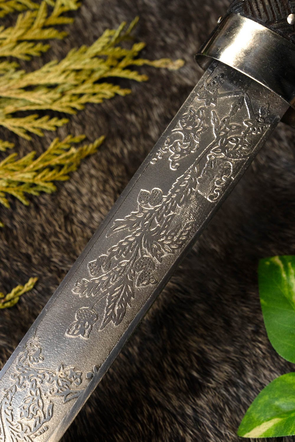Decorated dirk, semi-sharp