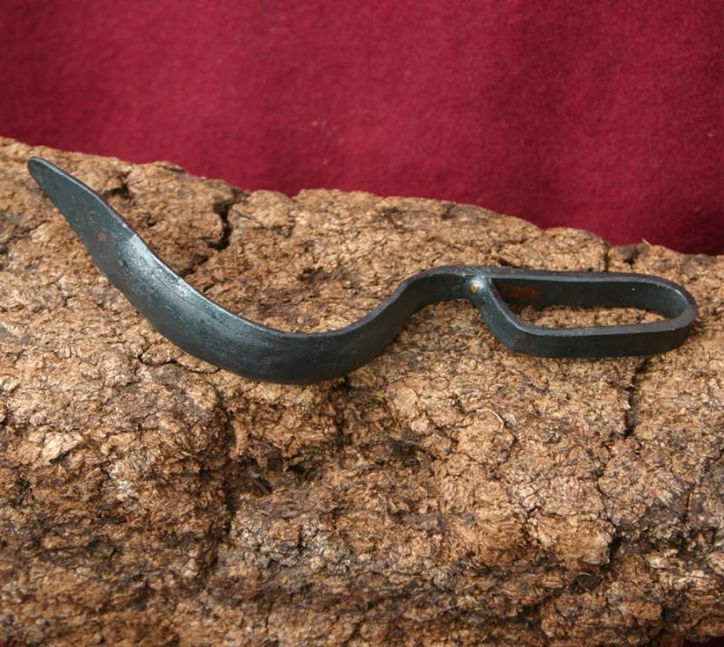 Strigile en fer romain