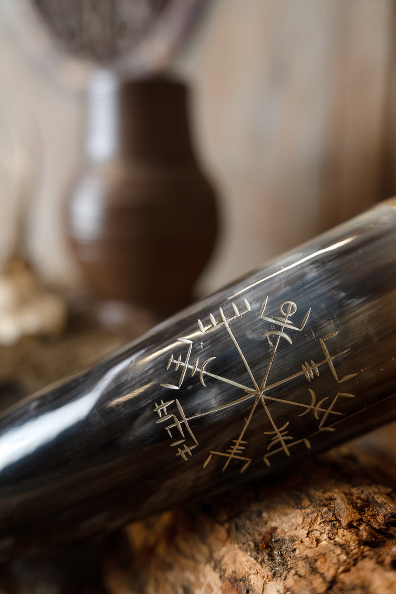 Drinking horn with vegvisir and brass fittings, 300-500 ml