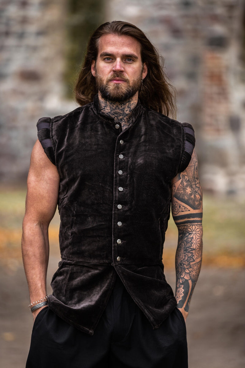 Fluwelen doublet met metalen knoopjes, bruin