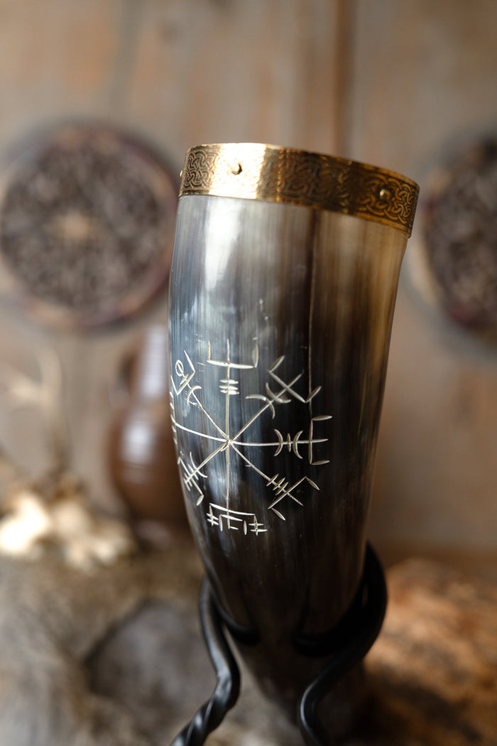 Drinking horn with vegvisir and brass fittings, 300-500 ml