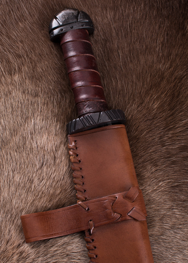 Sax från 900 talet med lädergrepp, halvvass