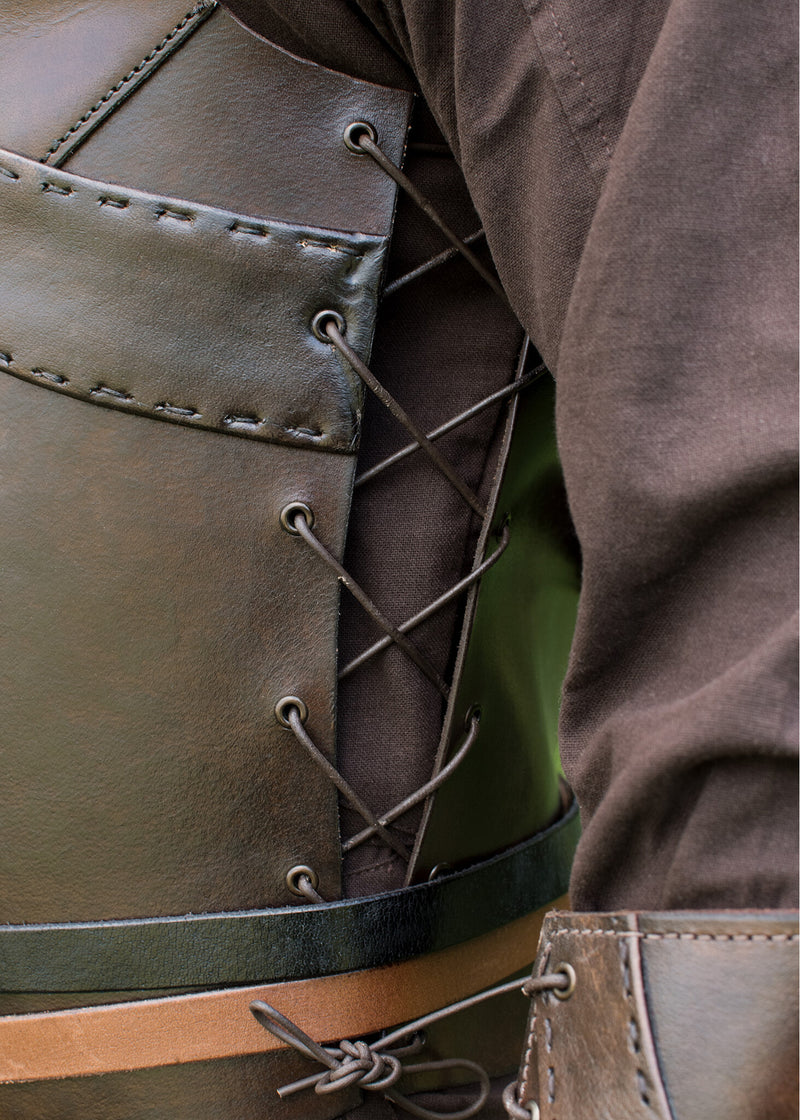 Læderbrystpanser med kors, brun