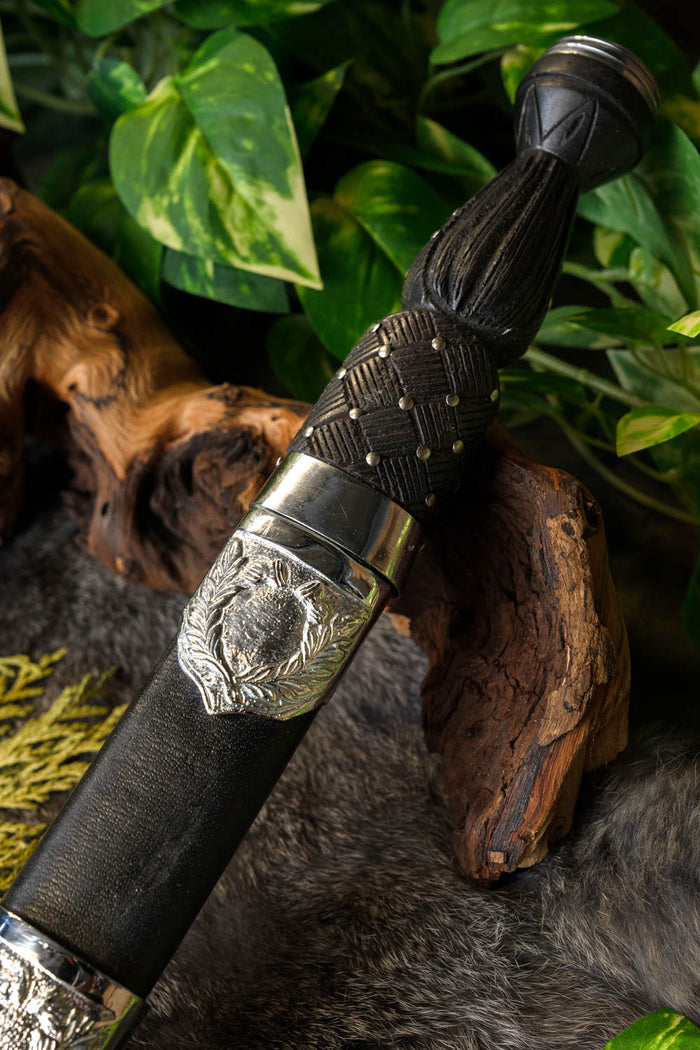 Decorated dirk, semi-sharp