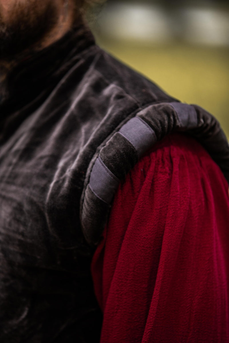 Fluwelen doublet met metalen knoopjes, bruin