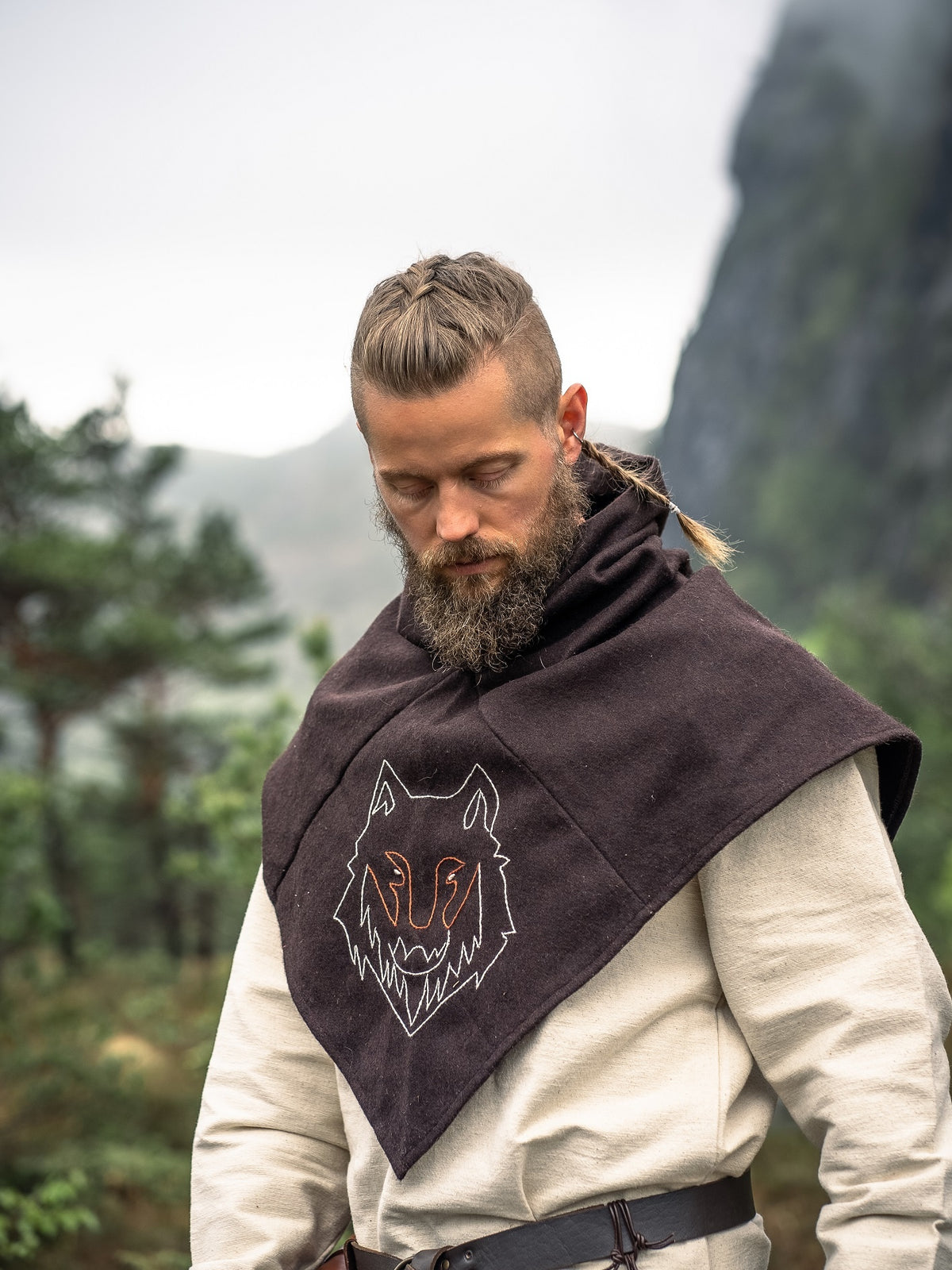 Skjoldehamm hood Halfdan with wolf, brown, wool mix