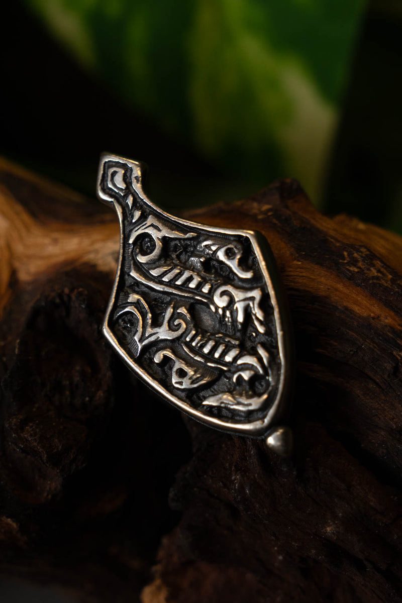 Końcówka pasa z motywem wstęgowych zwierząt, kolor brązu