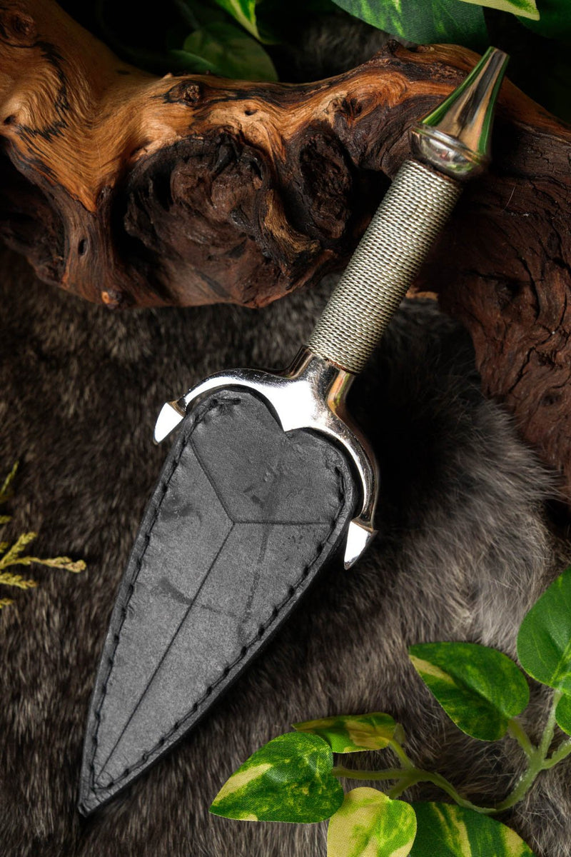 Daga femenina de acero, semi-afilada