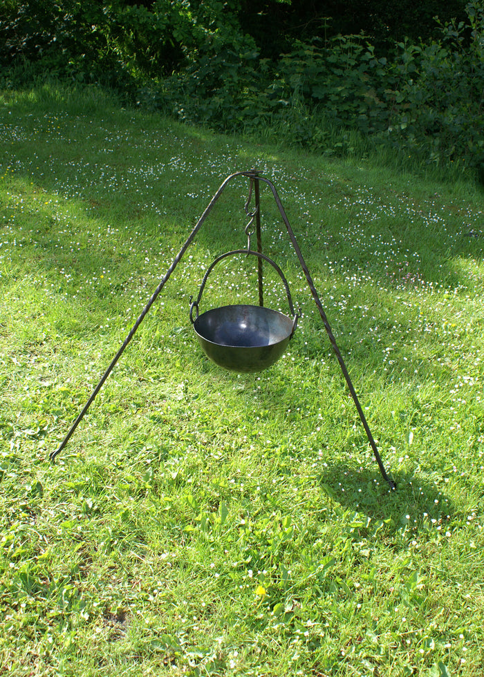 Large pan with hinge
