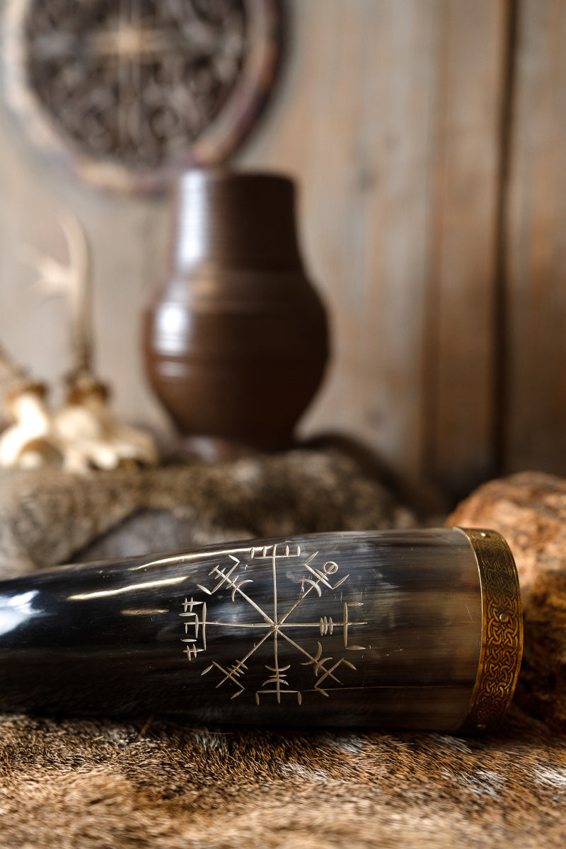 Drinking horn with vegvisir and brass fittings, 300-500 ml