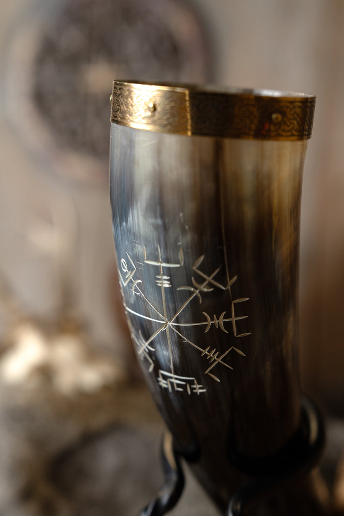 Drinking horn with vegvisir and brass fittings, 300-500 ml