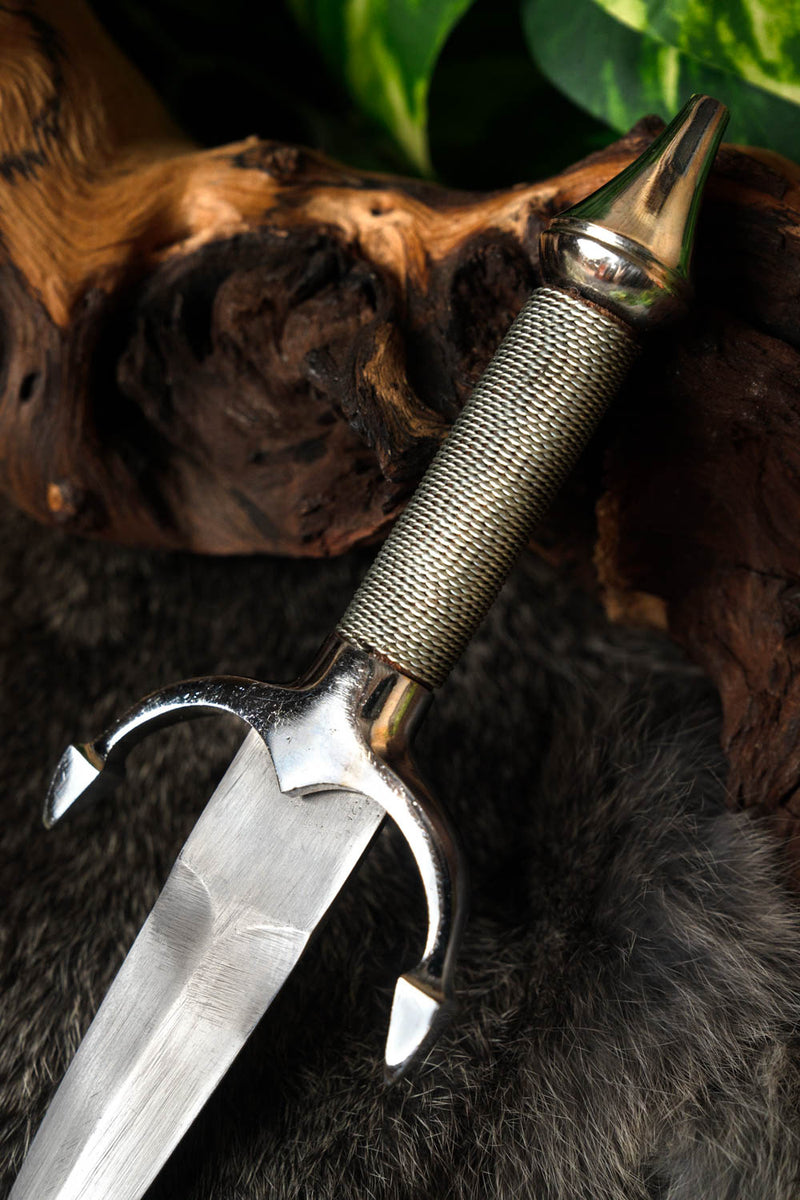 Daga femenina de acero, semi-afilada