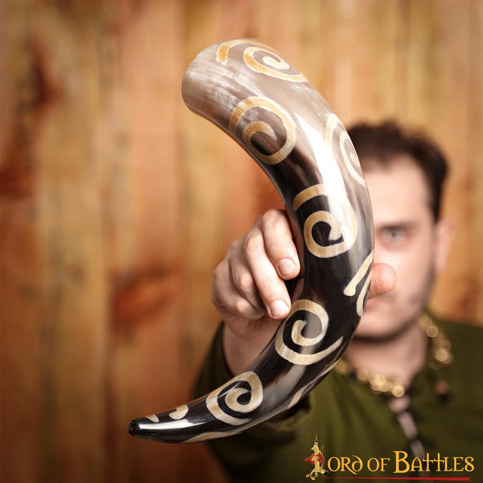 Prehistoric drinking horn with spiral motifs, 300-500 ml