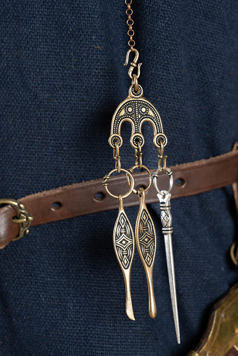 Jewellery hook pointy, 2x1 cm, bronze