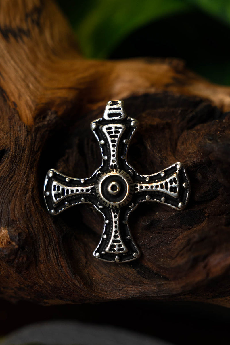 Cruz de Cuthbert, bronce plateado