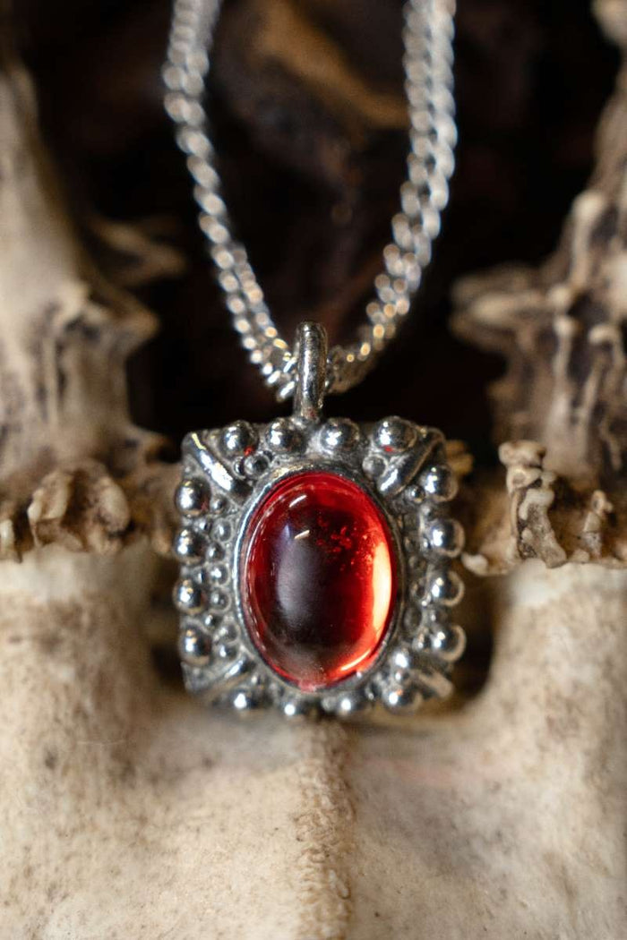 Tudor necklace Elizabeth, red gemstone, silvered bronze