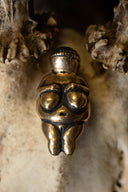 Amulet moedergodin Willendorf, brons