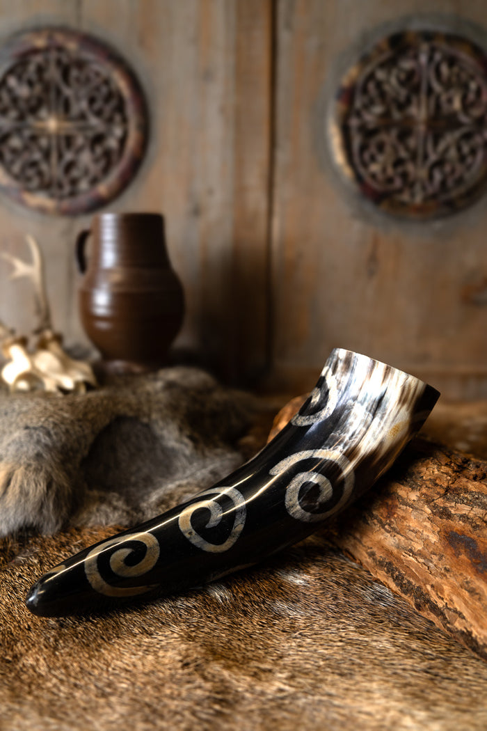 Prehistoric drinking horn with spiral motifs, 300-500 ml