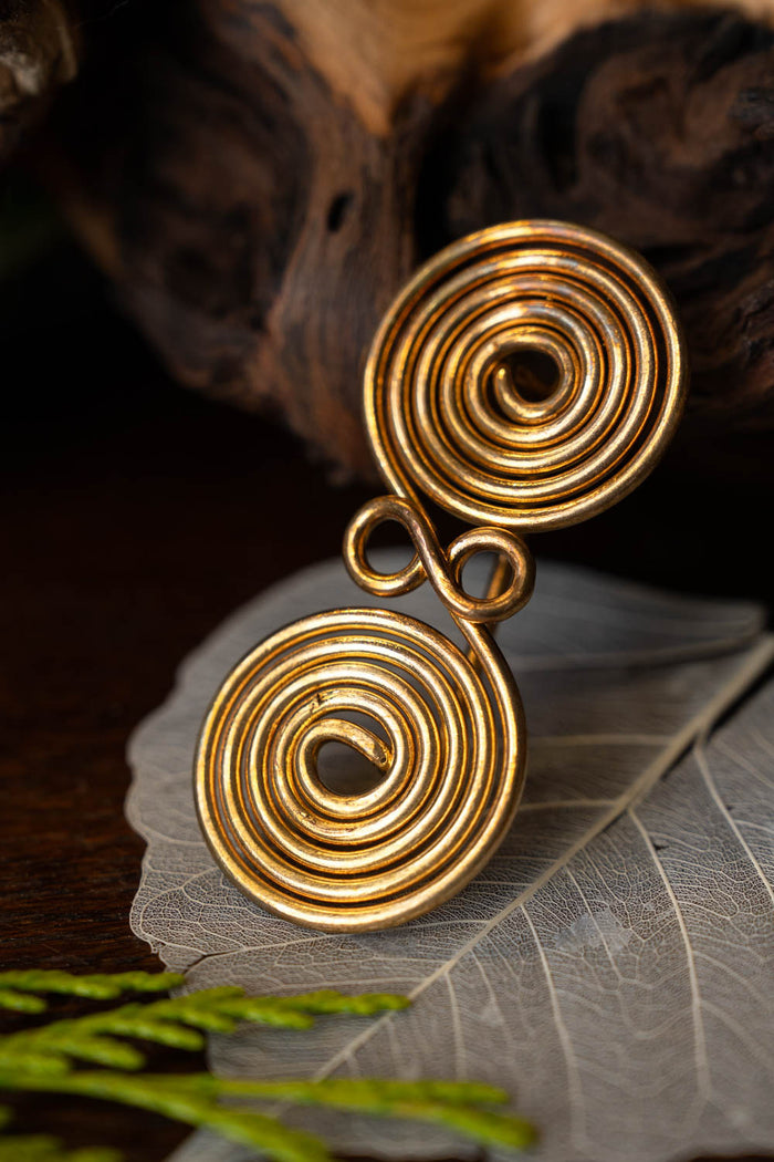 Spiral shaped spectacle fibula, brass