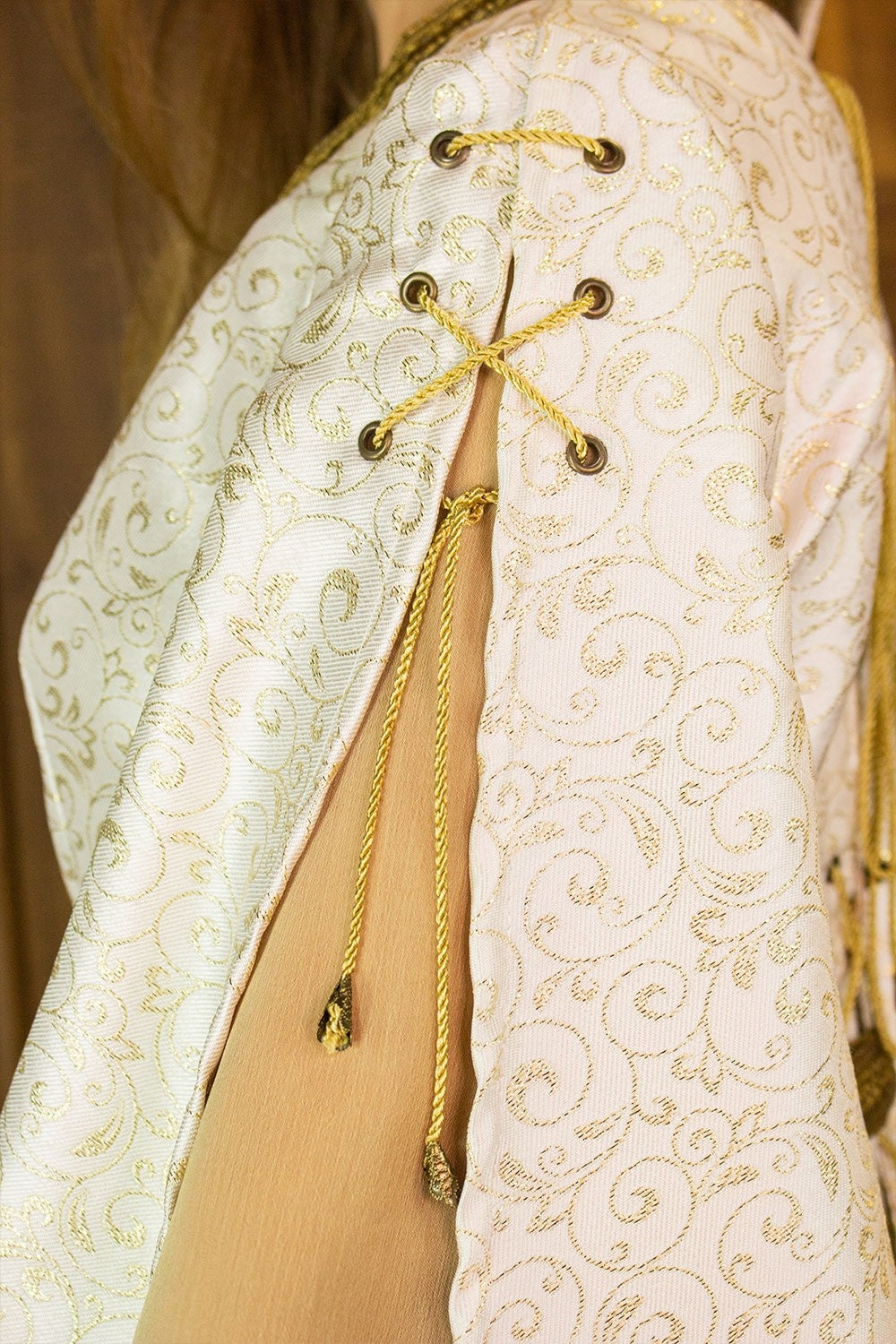 Aquitania bliaut - white