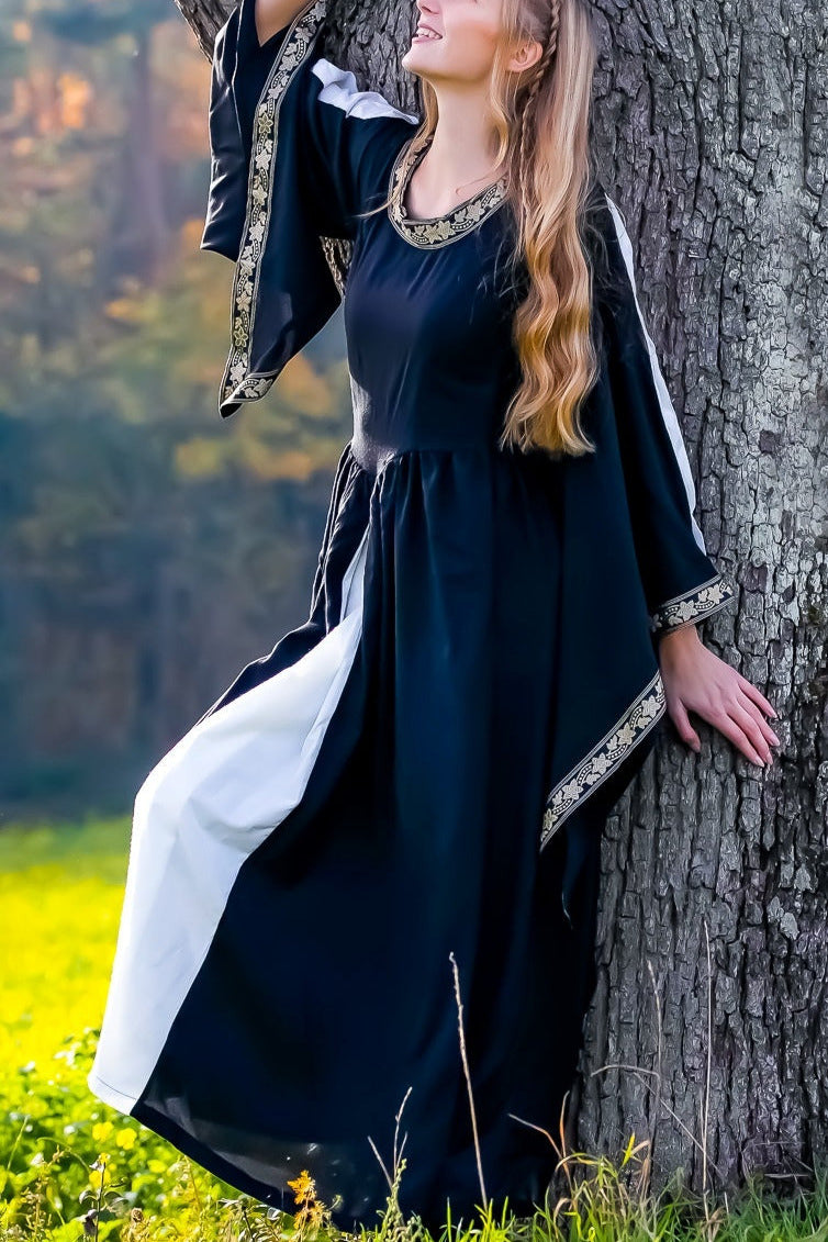 Robe noble brodée Loretta, noire