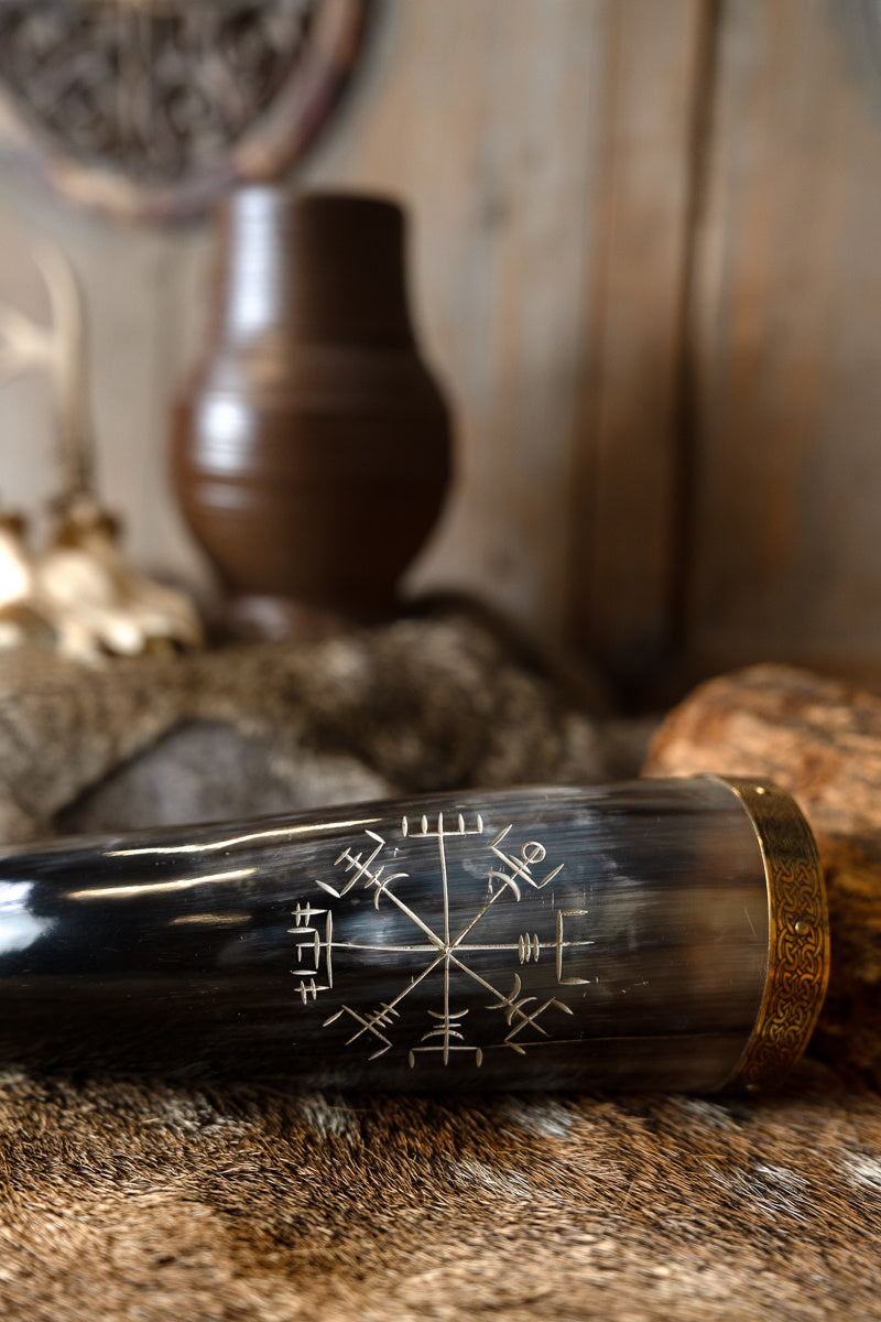 Drinking horn with vegvisir and brass fittings, 300-500 ml