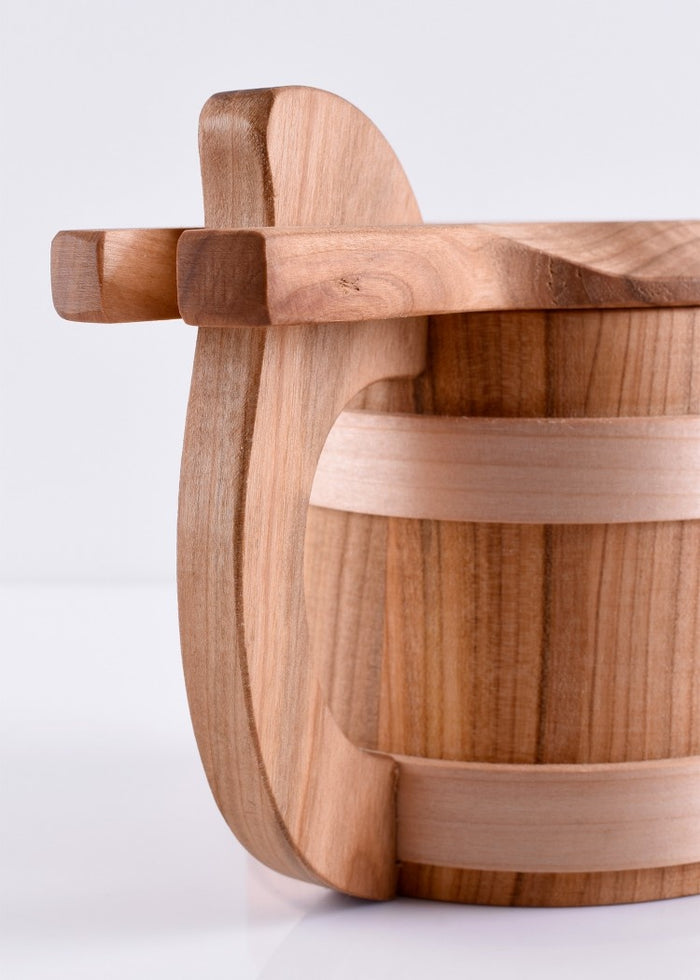 Wooden tankard with lid