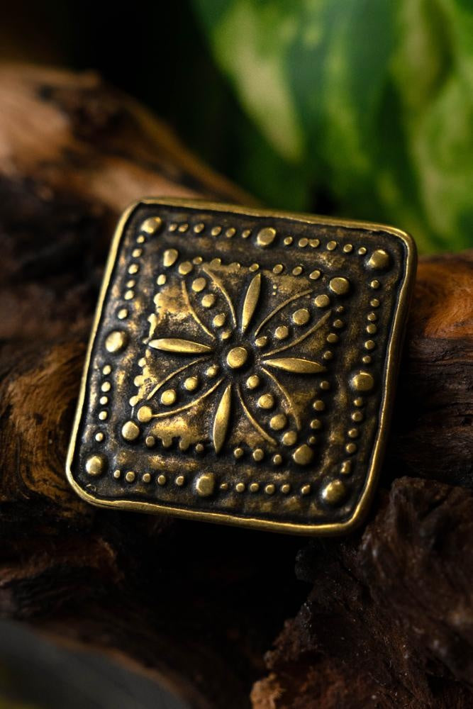 Okucia pasa z motywem kwiatowym (zestaw 5 szt.), XVI wiek, brąz