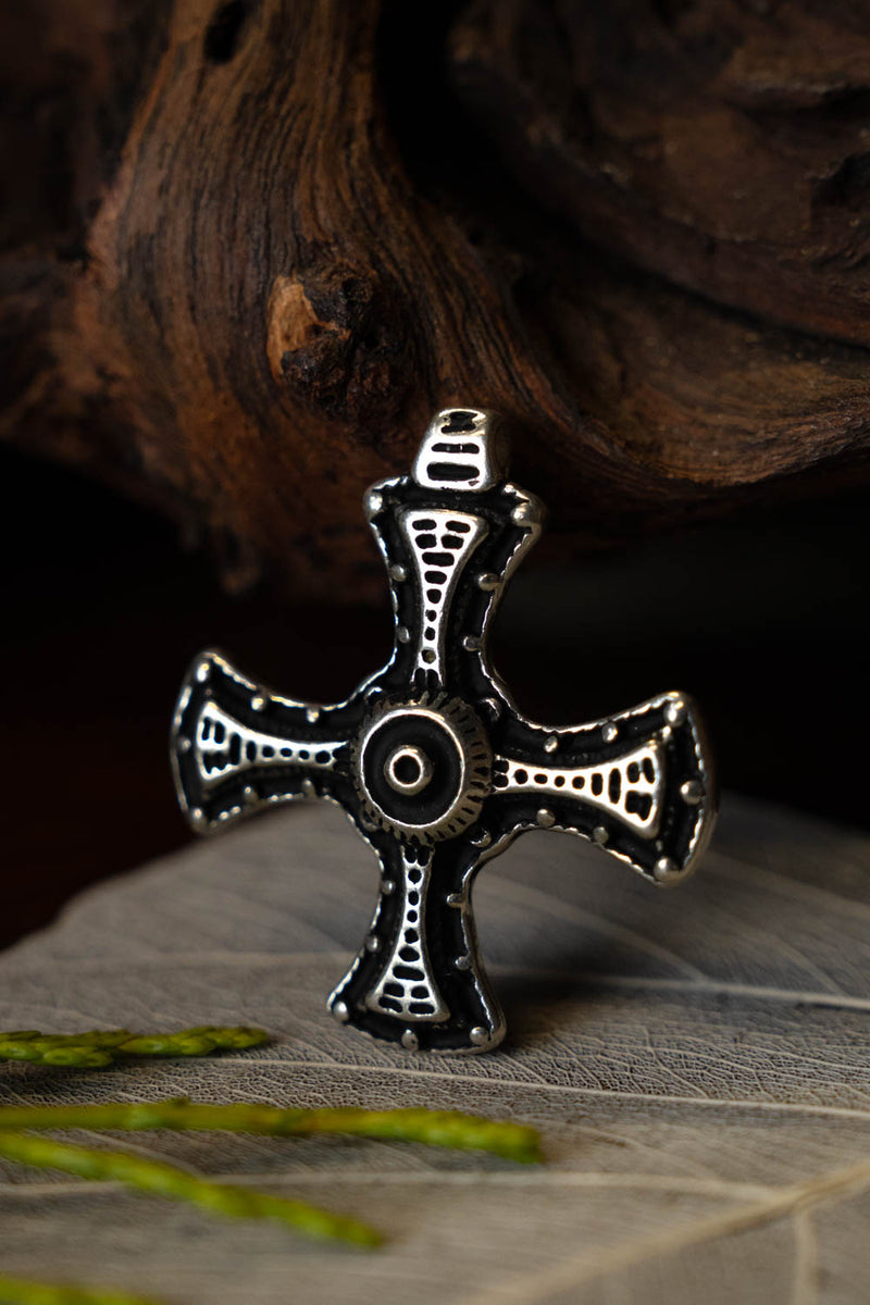 Cruz de Cuthbert, bronce plateado