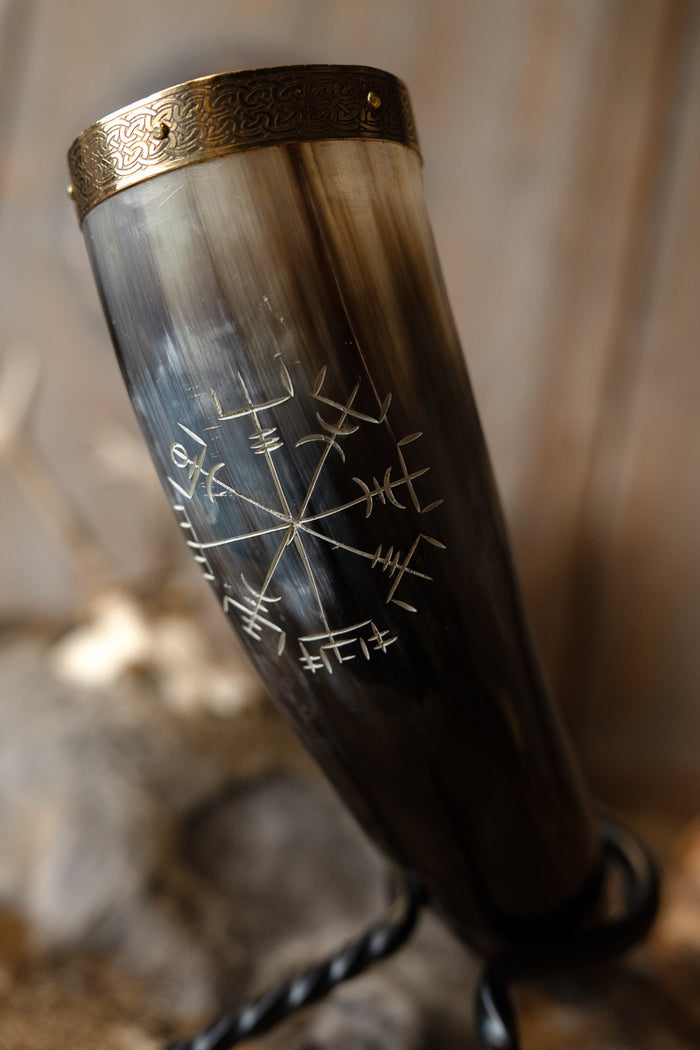 Drinking horn with vegvisir and brass fittings, 300-500 ml